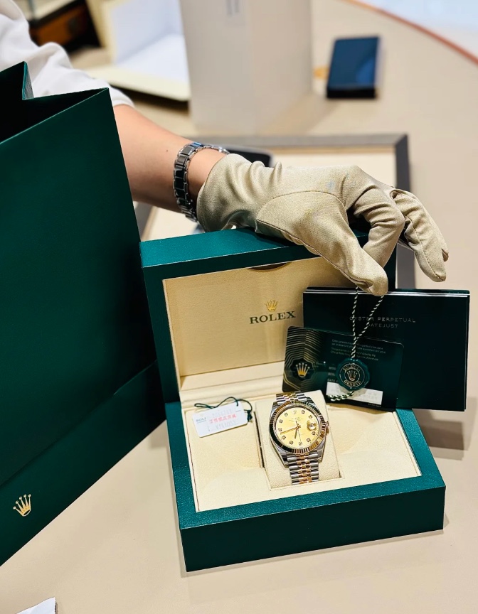 自1945年誕生以來，Datejust不斷創新，襯托出勞力士獨有的優雅氣質。經典 Datejust 腕錶限時發售。數量有限，先到先得
